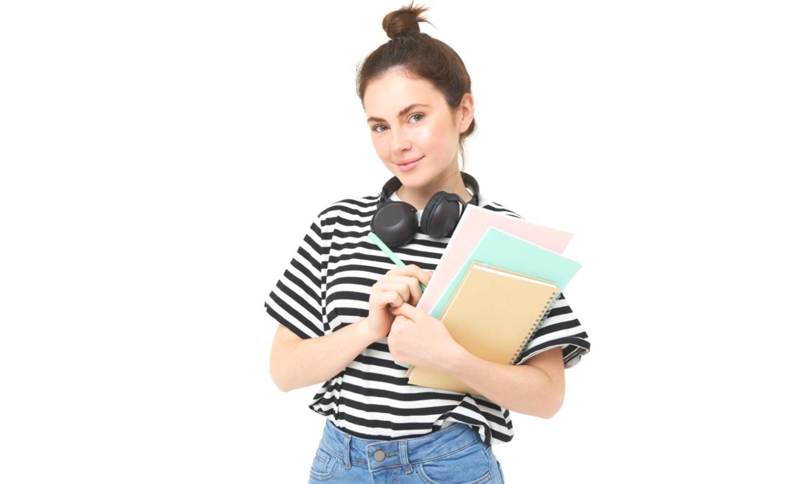 Person studiert aufmerksam Sicherheitsdokumente und macht handschriftliche Notizen